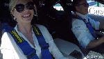 Aksi Kate Upton di Trek Balap Mobil Listrik