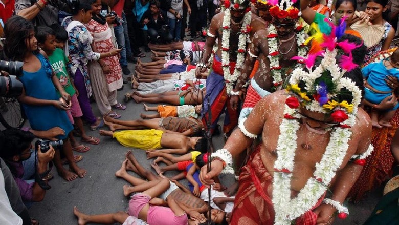 Ritual injak kepala anak (Rupak De Chowdhuri/Reuters) Ritual injak kepala anak (Rupak De Chowdhuri/Reuters)