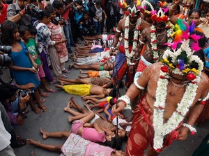 Menginjak Kepala Anak, Ritual Suci dari India