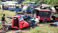 Satu persatu bemo yang telah dikandangkan dimusnahkan dengan dipotong dengan mesin las.