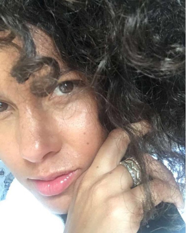 Beberapa waktu belakangan, Alicia Keys memilih tampil tanpa makeup di acara karpet merah dan televisi. Seleb tanpa makeup ini pun terlihat punya kulit yang sehat. (Foto: Instagram)