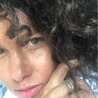 Beberapa waktu belakangan, Alicia Keys memilih tampil tanpa makeup di acara karpet merah dan televisi. Seleb tanpa makeup ini pun terlihat punya kulit yang sehat. (Foto: Instagram)
