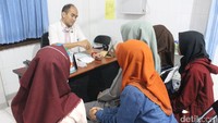Inovasi graft ini juga telah mendapatkan pengakuan dari salah satu dokter bedah di Surabaya, yaitu dr Herry Wibowo, SpB, M.Kes., yang berpraktik di RS Wijaya Wiyung. Menurutnya, graft ini memiliki potensi tinggi untuk digunakan dalam operasi. Foto: Iffa Aulia Fiqrianti/UNAIR