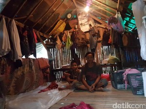Tinggal di Bekas Kandang Kambing, Keluarga Sarbini Berharap Iba