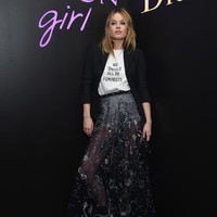 Rok menerawang menjadi pilihan Camille sebagai pelengkap kaus bertuliskan pesan feminisme di peluncuran kampanye Dior Januari silam. (Foto: Getty Images)