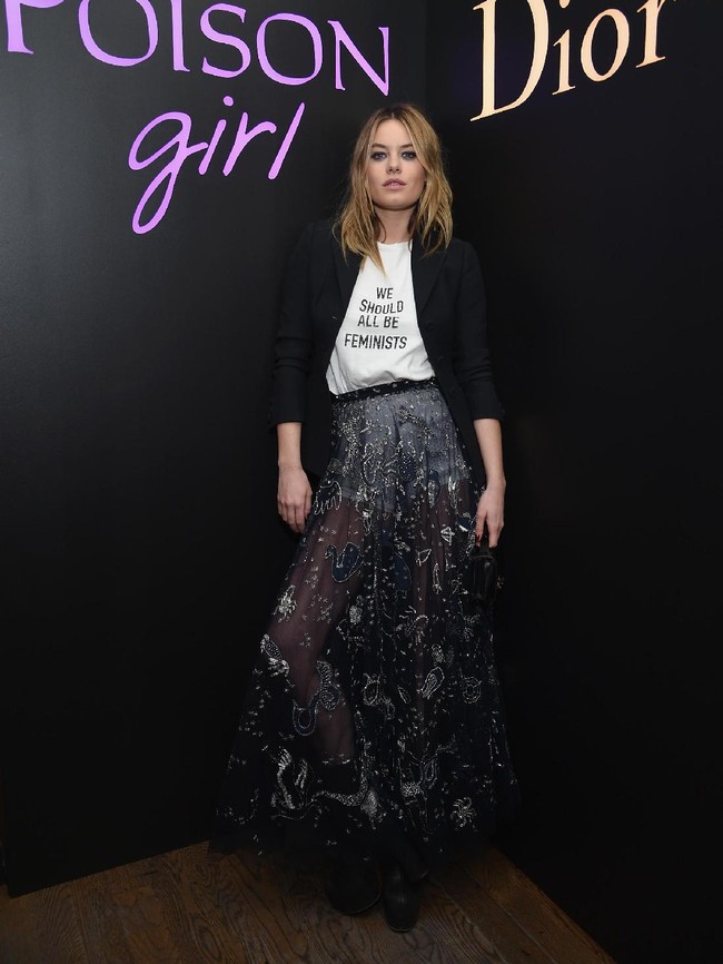 Rok menerawang menjadi pilihan Camille sebagai pelengkap kaus bertuliskan pesan feminisme di peluncuran kampanye Dior Januari silam. (Foto: Getty Images)