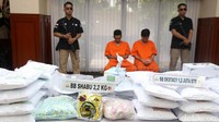 Polri menggelar barang bukti 1,2 juta butir ekstasi dan 2,2 kg sabu. Dua orang tersangka juga dihadirkan.