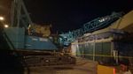 Foto: Crane dan Landasan LRT yang Timpa Rumah di Palembang