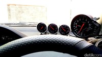 Untuk aksesoris Bagastyo menambahkan tachometer di depan setir. Foto: dok Bagastyo
