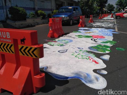 Jalanan di Situbondo dibatik/