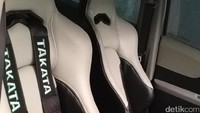 Melihat interior, jok dan seatbelt standar diganti. Jok menggunakan jok buatan Bride dengan kulit MBtech Camaro. Seatbelt dibuat lebih keren dengan seat belt buatan Takata. Foto: dok Bagastyo
