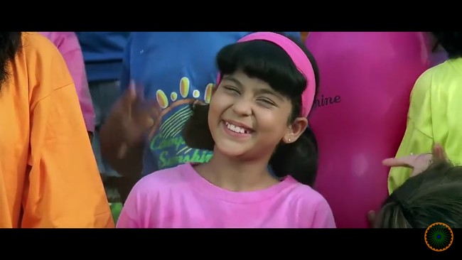 Anjali kecil di Kuch Kuch Hota Hai memiliki ciri khas tampil imut dan manis dengan rambut bob pendek, berponi, rambut diikat dua, dan dilengkapi dengan aksesori bandana warna warni. Foto: Ist.