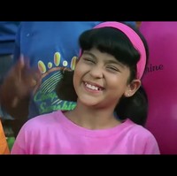 Anjali kecil di Kuch Kuch Hota Hai memiliki ciri khas tampil imut dan manis dengan rambut bob pendek, berponi, rambut diikat dua, dan dilengkapi dengan aksesori bandana warna warni. Foto: Ist.