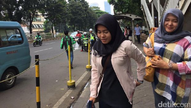 Ada Pembatas Trotoar Sederhana di Jl Casablanca, Efektifkah?