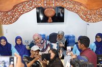 Ikutan Bisnis Kue, Dewi Sandra Diserbu Pembeli untuk Selfie