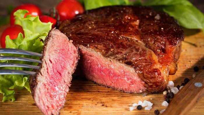 Doyan Makan Steak? Waspadai Risiko Kanker Usus
