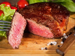 Doyan Makan Steak? Waspadai Risiko Kanker Usus