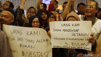 Calon jemaah umrah membentangkan poster-poster.