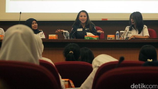Shaesta yang tengah memotivasi para pelajar dari akademi pilot (Randy/detikTravel)
