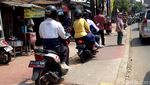 Foto: Meski Dijaga, Pemotor Nekat Terobos Trotoar