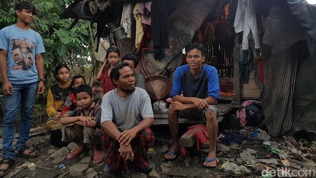 Menyedihkan, 1 Keluarga di Serang Tinggal di Bekas Kandang Kambing