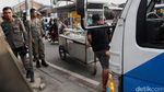 Razia, Lapak dan Gerobak PKL Diangkut Petugas