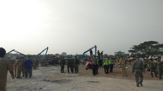 Lima alat berat dikerahkan meratakan bangunan liar di Taman BMW.