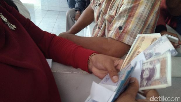 Datangi Pengadilan, Murid Dimas Kanjeng Pamer Uang dan Emas Gaib