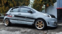 Di bagian eksterior mobil dipercantik dengan penggunaan body kit Ings+ dengan bodi yang dipenuhi dengan stiker. Foto: dok Bagastyo