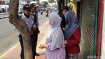 Foto: Meski Dijaga, Pemotor Nekat Terobos Trotoar