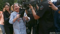 Olivia atau yang akrab disapa Oi saat menjalani pemeriksaan di Reskrimum Polda Metro Jaya, Jakarta Pusat pada Selasa (1/8). Pool/Palevi S/detikFoto.