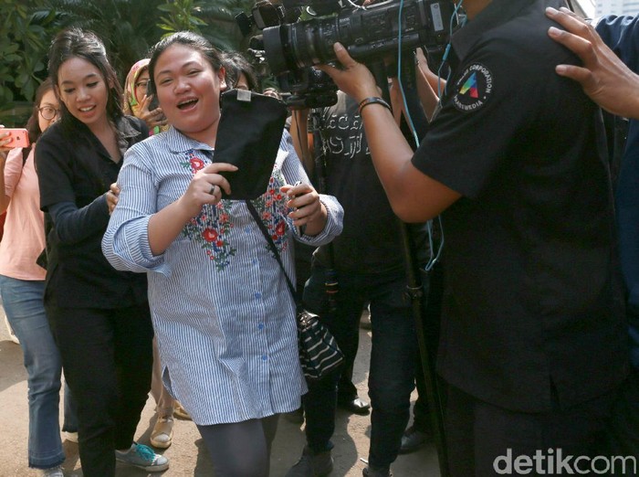 Olivia Nathania, anak dari Nia Daniaty saat kelar dari Polda Metro Jaya.