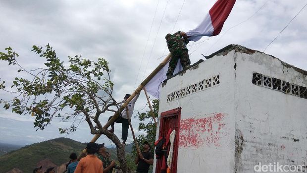 Merah Putih Raksasa Berkibar di Gunung Aceh Besar Sambut HUT RI