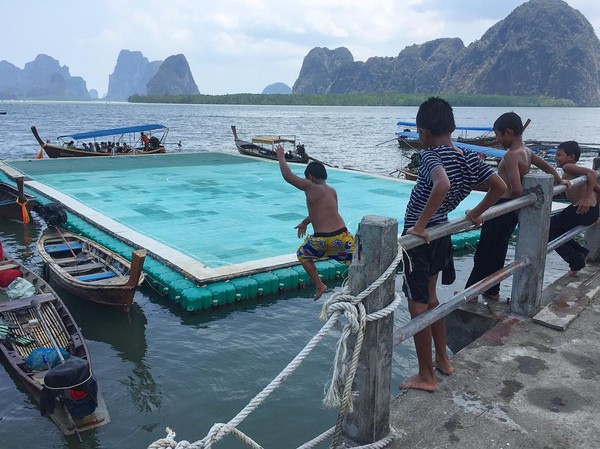 Foto Lapangan Sepakbola Terapung Di Laut