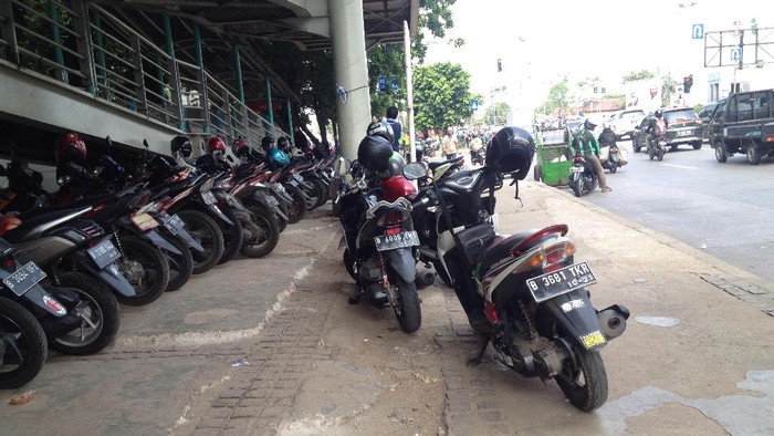 Tak Dijaga Petugas, Trotoar di PGC Diserobot Ojek dan Warga