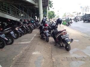 Tak Dijaga Petugas, Trotoar di PGC Diserobot Ojek dan Warga