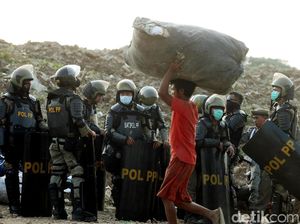 Satpol PP Amankan Penertiban Taman BMW
