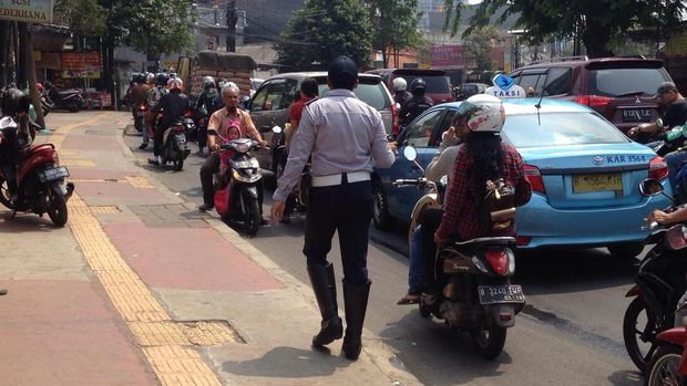 Pemotor Serobot Trotoar Tak Ditilang, Lalu Apa Efek Jeranya?