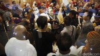 Para jemaah menagih janji pengembalian uang yang gagal diberangkatkan umrah oleh perusahaan jasa wisata tersebut.