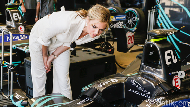 Kate melihat mobil Formula E Jaguar