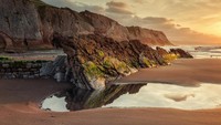 Foto: Pantai Itzurun berada di Zumaia, sebuah kota kecil di Provinsi Biscay, sebelah utara Spanyol. Pantai tersebut tampak begitu menawan dengan tebing batu kapur yang tinggi menjulang di tepiannya, pasir yang kekuningan dan ombak yang besar (Thinkstock)