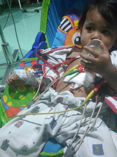 Bocah ini alami jantung bocor sejak lahir.