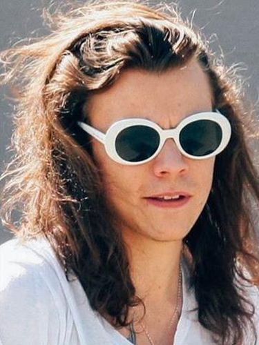  Ini Jenis Kacamata yang Lagi Tren di 2017, Dipakai Gigi Hadid dan Rihanna