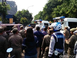 Parkir di Trotoar, 35 Kendaraan di Tebet Dicabut Pentilnya