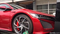 Belum diketahui siapa pemilik mobil yang pasti foto-foto ini sudah beredar luas di kalangan komunitas pencinta mobil sport, rata-rata mereka terkejut dengan kedatangan mobil. Futuristik banget nih mobilnya, tapi kayaknya mahal banget ya, ujar pria pencinta mobil sport yang mengirimkan foto ini ke detikOto. Foto: istimewa