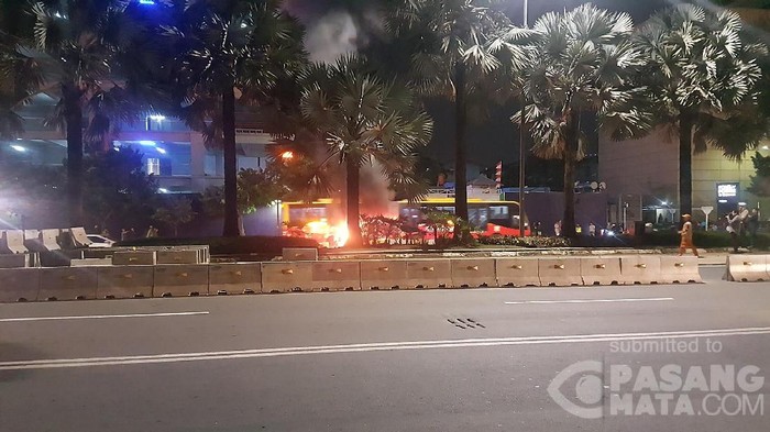 Mobil Terbakar di Thamrin, Lalin Bundaran HI Arah Monas Macet
