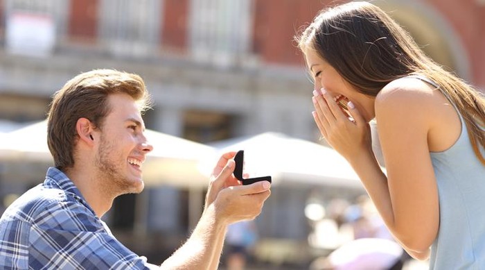 Ilustrasi Melamar Proposal in the street with a man asking marry to his happy girlfriend