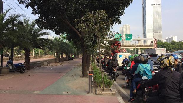 Hari Pertama Bulan Tertib Trotoar, Masih Ada Pemotor Bandel