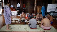 Seusai latihan, apa yang biasanya dilakukan para pesumo? Tentu saja makan bareng. Makan siang ini biasanya disiapkan oleh pesumo yang lebih junior (Issei Kato/Reuters)