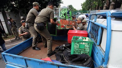 Razia, Lapak dan Gerobak PKL Diangkut Petugas